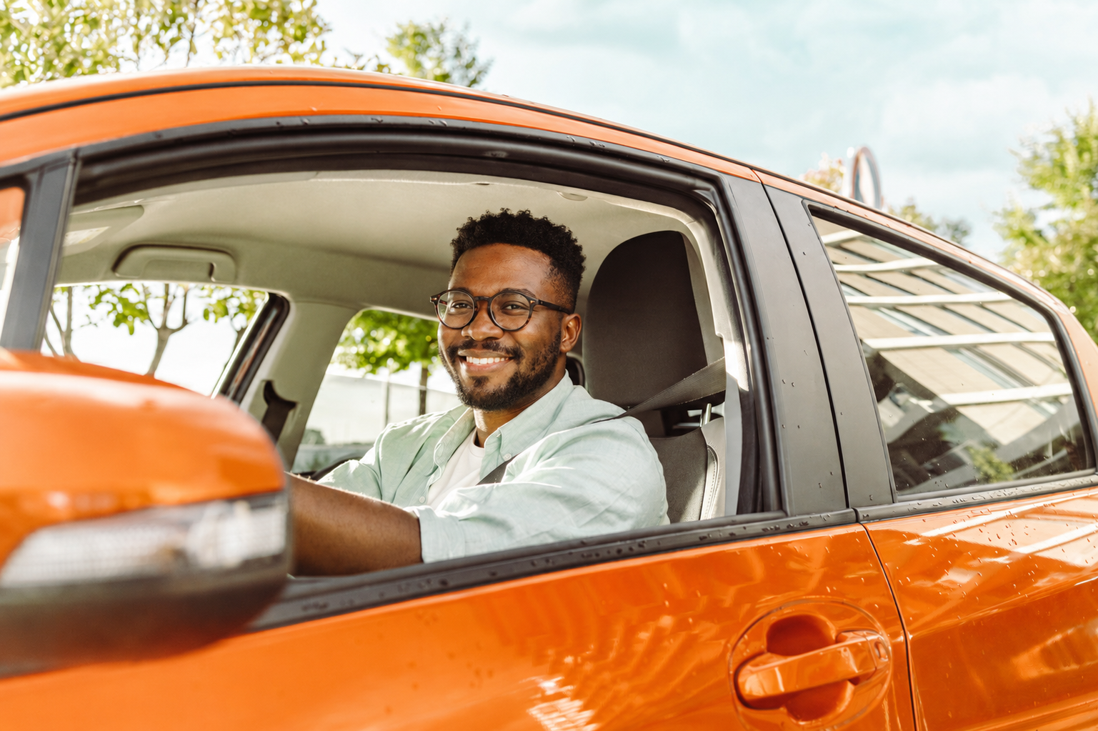 Cliente protegido pela Certifica+ ao volante do seu carro